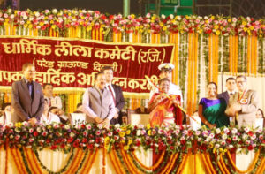 द्रौपदी मुर्मू (भारत के राष्ट्रपति) और डॉ. हर्षवर्धन ( पूर्व स्वास्थ्य और परिवार कल्याण मंत्री ) का श्री धार्मिक लीला कमिटी रामलीला में अभिनंदन हुआ